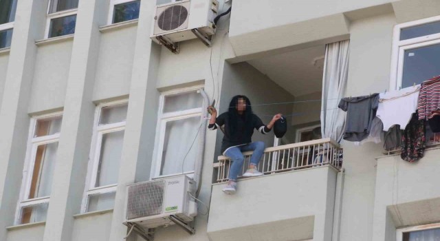 Elinde bıçakla balkon demirlerine çıkan kadın, korku dolu anlar yaşattı