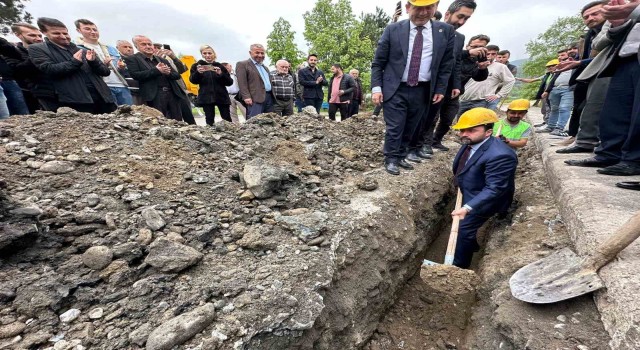 Eline kürek alıp doğalgaz çalışmalarına katıldı