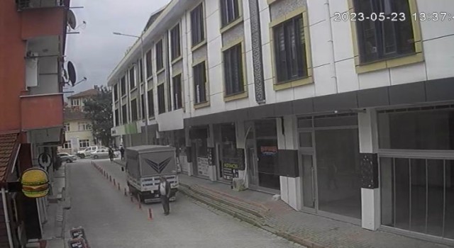 Emekli öğretmenin kamyonun altında kaldığı anlar kamerada