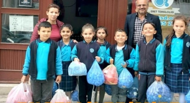 Emet 3 Eylül İlkokulu öğrencilerinden Mavi kapak toplama kampanyasına destek