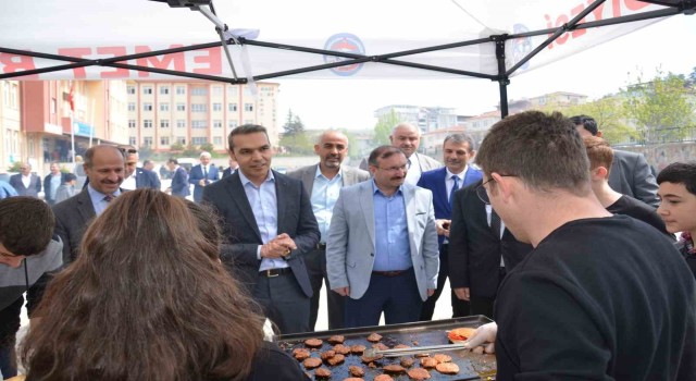 Emet Ashaboğlu Ortaokulunda deprem bölgesi için hayır çarşısı