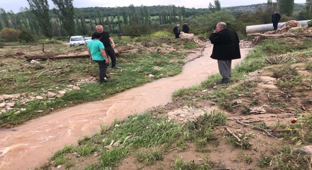 Emette aşırı yağış sele neden oldu