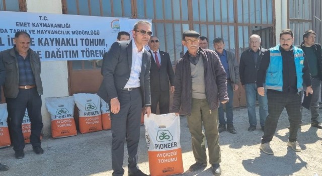 Emette çiftçilere nohut ve yağlık ayçiçeği tohumu dağıtıldı