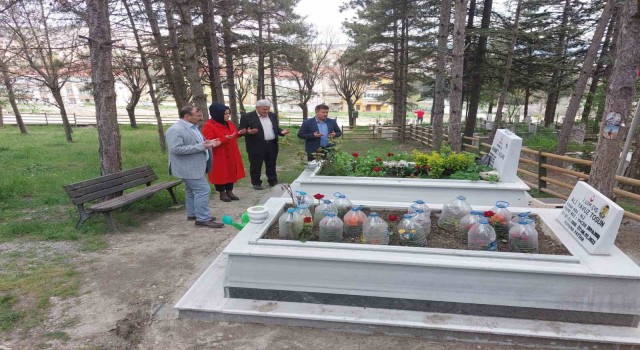 Emette şehit asker mezarı başında anıldı