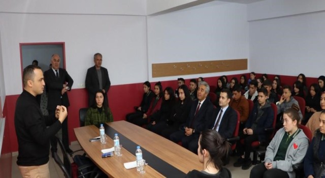 Emirdağda ‘Gençlik Okulu semineri yoğun ilgi gördü