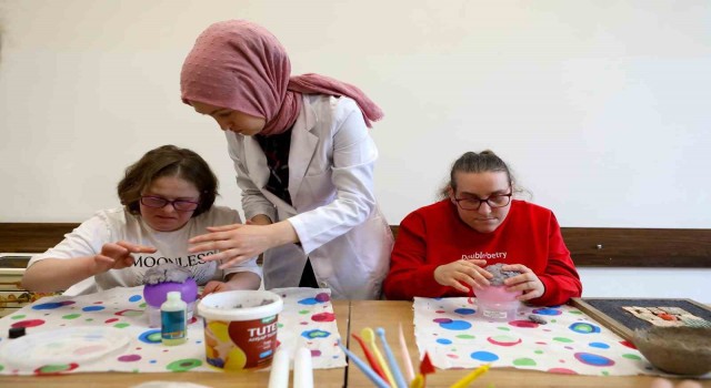 Engel tanımayan öğrenciler atıkları, sanata dönüştürüyor