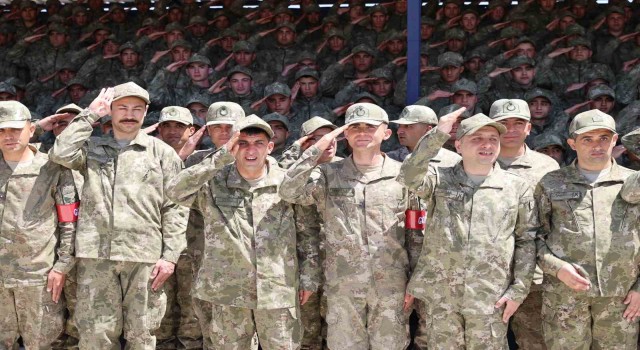 Engelliler bir günlüğüne asker oldu