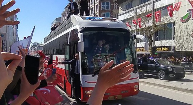 Erdoğana karanfilli karşılama