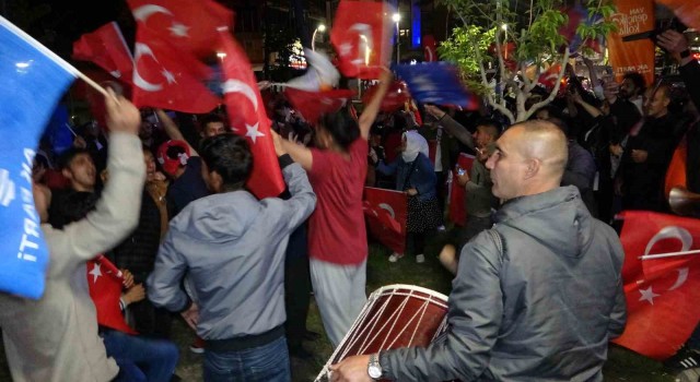 Erdoğanın zaferi Vanda coşkuyla kutlanıyor