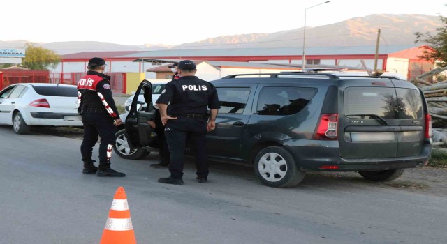 Erzincanda nisan ayında 60 aranan şahıs ile 50 kaçak göçmen yakalandı
