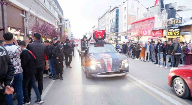 Erzurumlular Erdoğanın zaferini halaylarla kutladılar