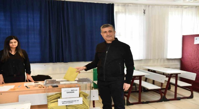 Esenyurt Belediye Başkanı Bozkurt oyunu kullandı