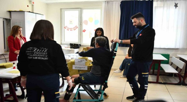 Esenyurtta engelli ve yaşlılar sandıklara taşındı