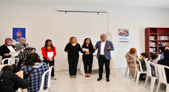 Esenyurtta Kadın Sosyal Yaşam Merkezinde programa katılan kadınlara sertifikaları verildi