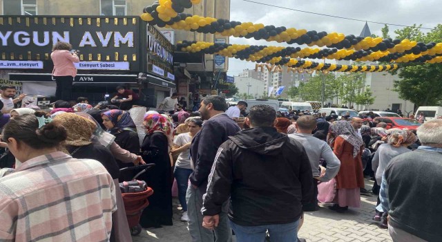 Esenyurtta mağaza açılışında izdiham