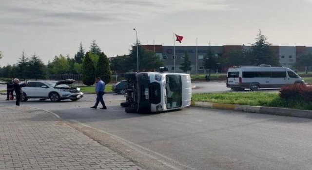 Eskişehirde işçileri taşıyan minibüs devrildi: 5 kişi yaralandı
