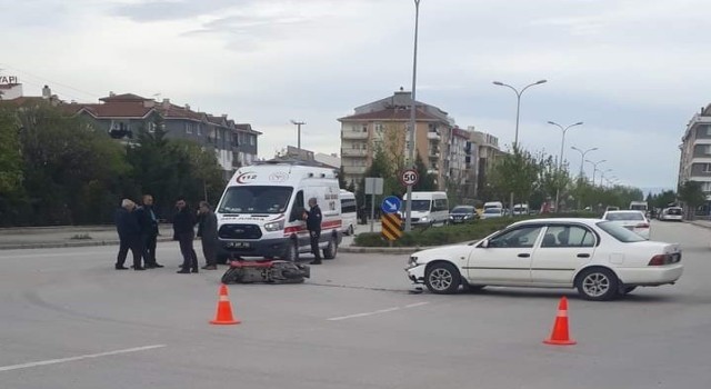 Eskişehirde motosikletli kurye ile otomobil çarpıştı, 1 yaralı