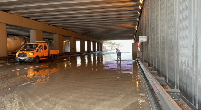 Eskişehirde sağanakla birlikte su basan alt geçit trafiğe kapatıldı