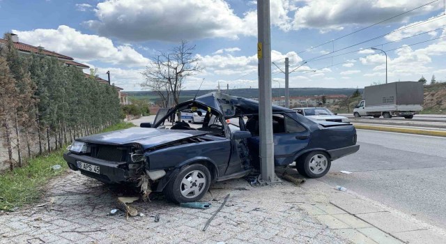 Eskişehirde virajı alamayan otomobil ağaca ve direğe çarparak durabildi