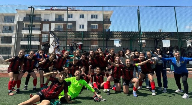 Eskişehirspor farklı kazanarak play-offu garantiledi