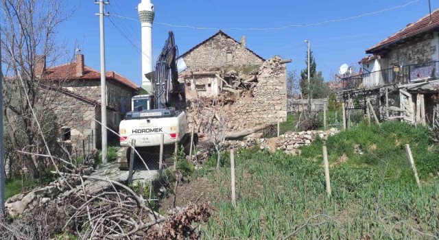 Eşmede tehlike arz eden metruk binalar yıkıldı