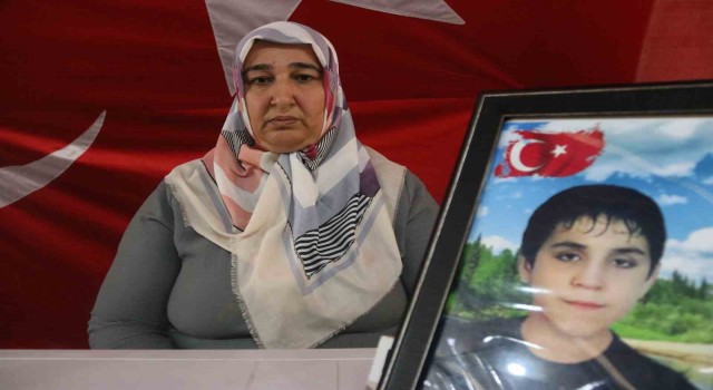 Evlat nöbetindeki anne: Orası çok iyi bir yerse kendi evlatlarınızı da götürün, bizim çocuklarımızı geri gönderin