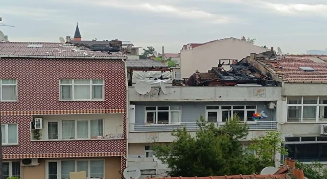 Eyüpsultanda 2 katlı binanın çatısı alev alev yandı