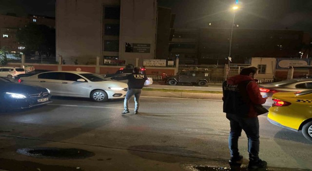 Eyüpsultanda asayiş uygulaması: Araçlar tek tek arandı, sürücülere GBT kontrolü yapıldı