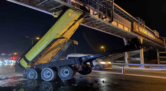 Eyüpsultanda damperi açılan hafriyat kamyonu üst geçide çarptı