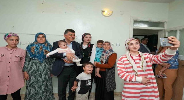 Fadıloğlu, çocuklar ve yaşlılarla ilgilendi.