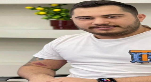 Fatihte bir kişi evinin penceresinden kavgaya müdahalede bulunan polisin açtığı uyarı ateşiyle yüzünden yaralandı