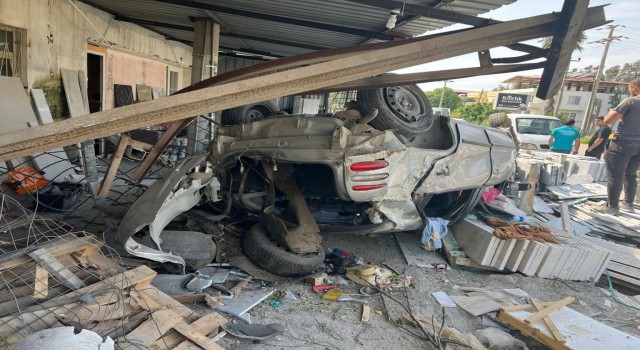 Fethiyede otomobil mermer dükkanına daldı: 1 yaralı