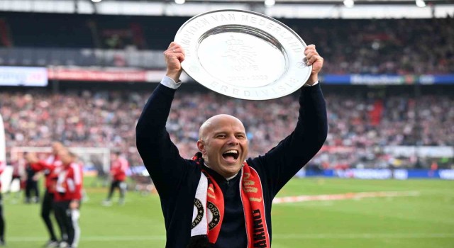 Feyenoordda Arne Slotun sözleşmesi 2026 yılına kadar uzatıldı