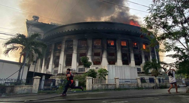 Filipinlerin tarihi posta binasında yangın