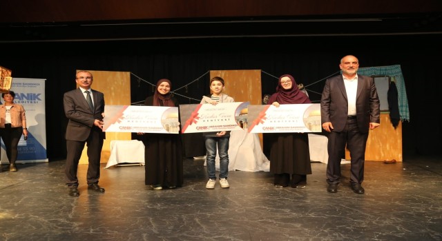 ‘Filistin Hakkında Konuşmalıyız tiyatro gösterisi