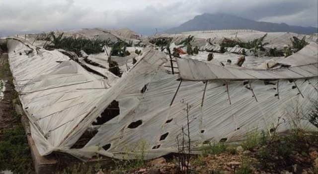 Fırtına ve hortum biri tır iki aracı devirdi, çatıları uçurup seraları parçaladı