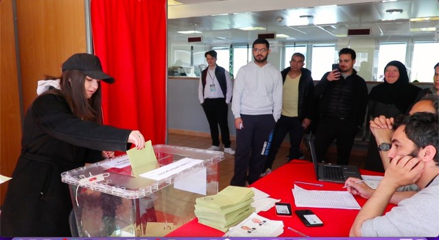 Fransadaki Türk seçmenlerden sandığa yoğun ilgi