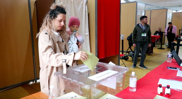 Fransadaki Türk seçmenlerin oy verme işlemi devam ediyor