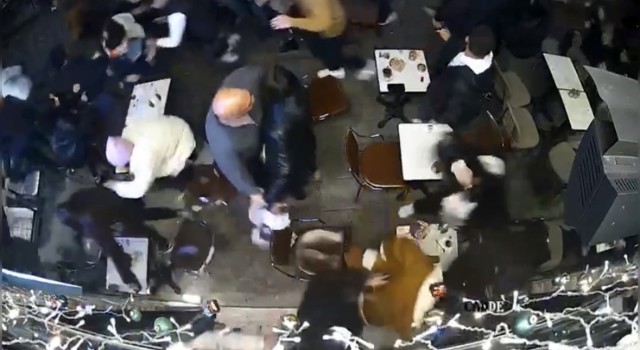 Galatada dehşet anları kamerada: Çığlık çığlığa kaçarken adeta birbirlerini ezdiler