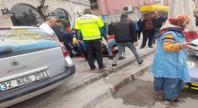 Gaz ve freni karıştıran sürücü iş yerine daldı: 2 yaralı