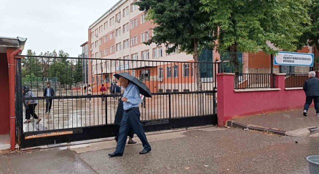 Gaziantepte oy verme işlemi yoğun yağmur altında başladı