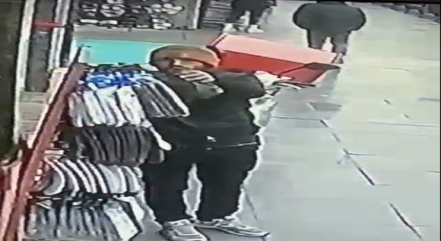 Gaziosmanpaşada şapka ve çorap çalan şahıs kameraya yansıdı