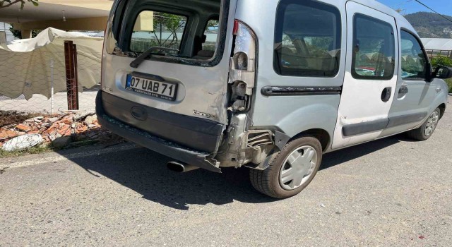 Gazipaşada hafif ticari araçla motosiklet çarpıştı: 1 yaralı