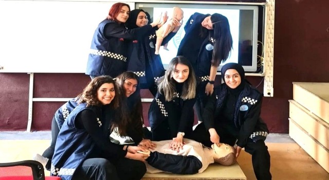 Gediz SHMYO öğrencilerinden fen lisesi öğrencilerine temel yaşam desteği eğitimi