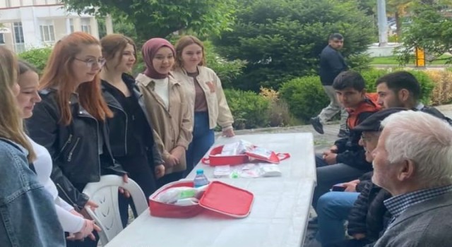 Gedizde üniversite öğrencilerinden vatandaşa deprem çantası eğitimi