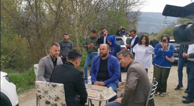 Gelin almaya giden damadın önünü keserek okey masasına oturttular