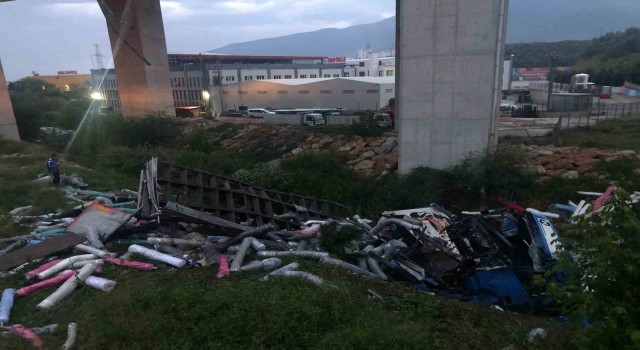 Gemlikte kontrolden çıkan tır dere yatağına düştü: 1 ölü