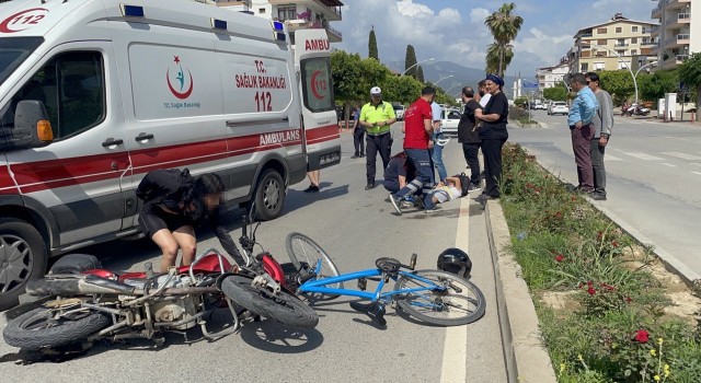 Genç kız, kazada yaralanan 9 yaşındaki çocuğun yanından bir an olsun ayrılmadı