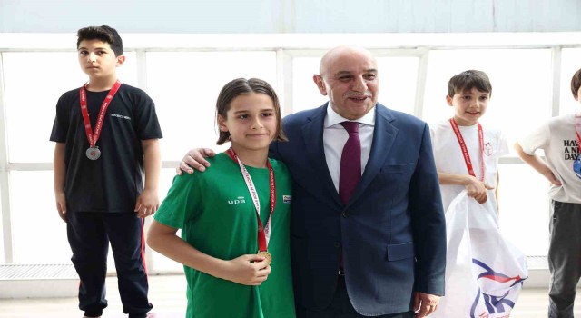 Genç yüzücüler madalyalarını Keçiören Belediye Başkanı Altınoktan aldı