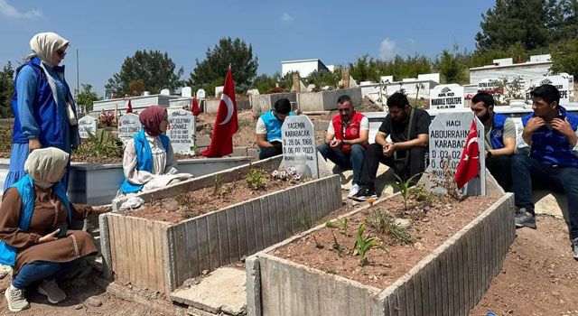 Gençler, deprem şehitliğini ziyaret etti